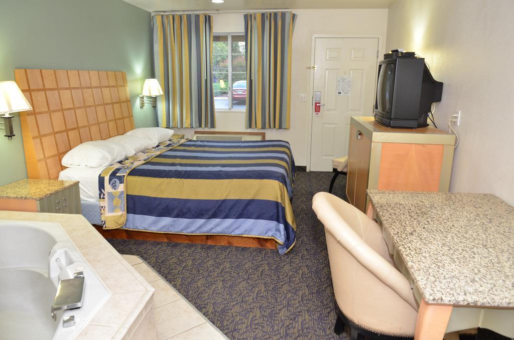Econo Lodge Portland Airport Exterior foto
