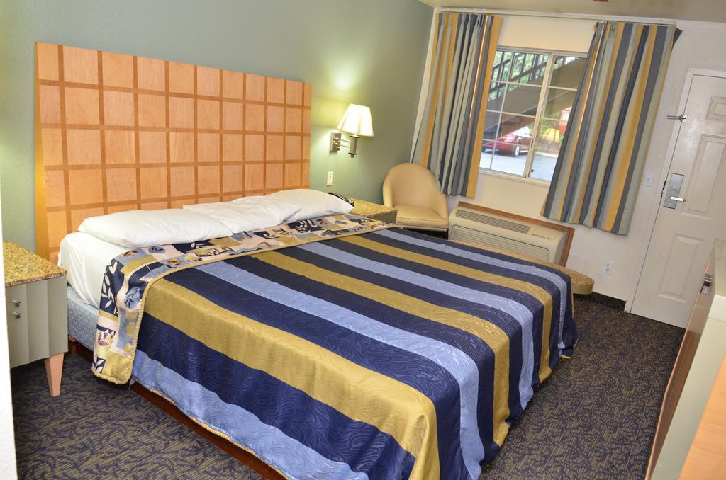 Econo Lodge Portland Airport Exterior foto