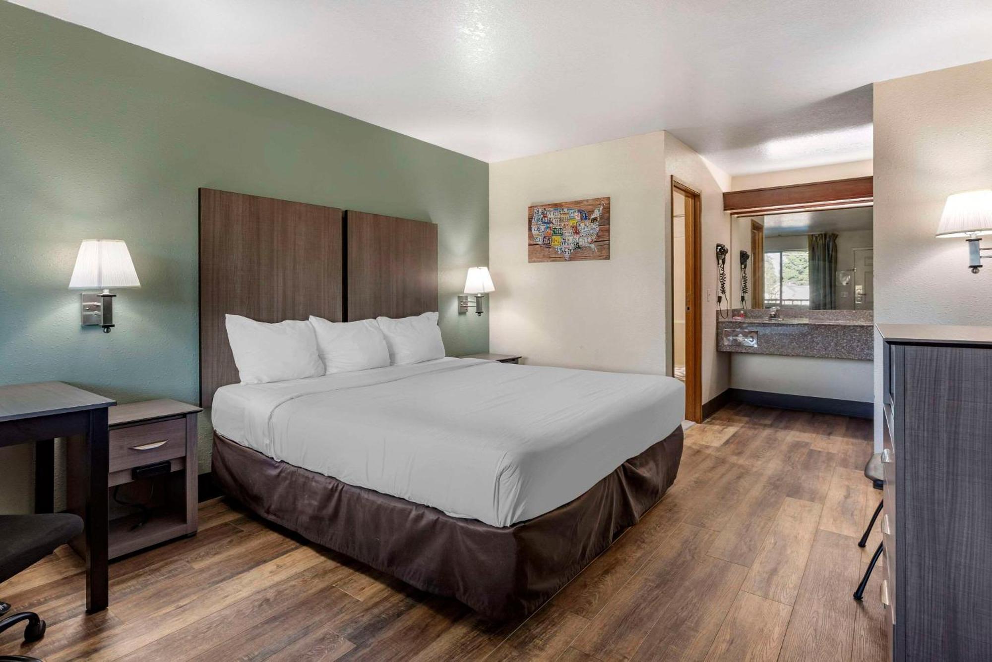 Econo Lodge Portland Airport Exterior foto