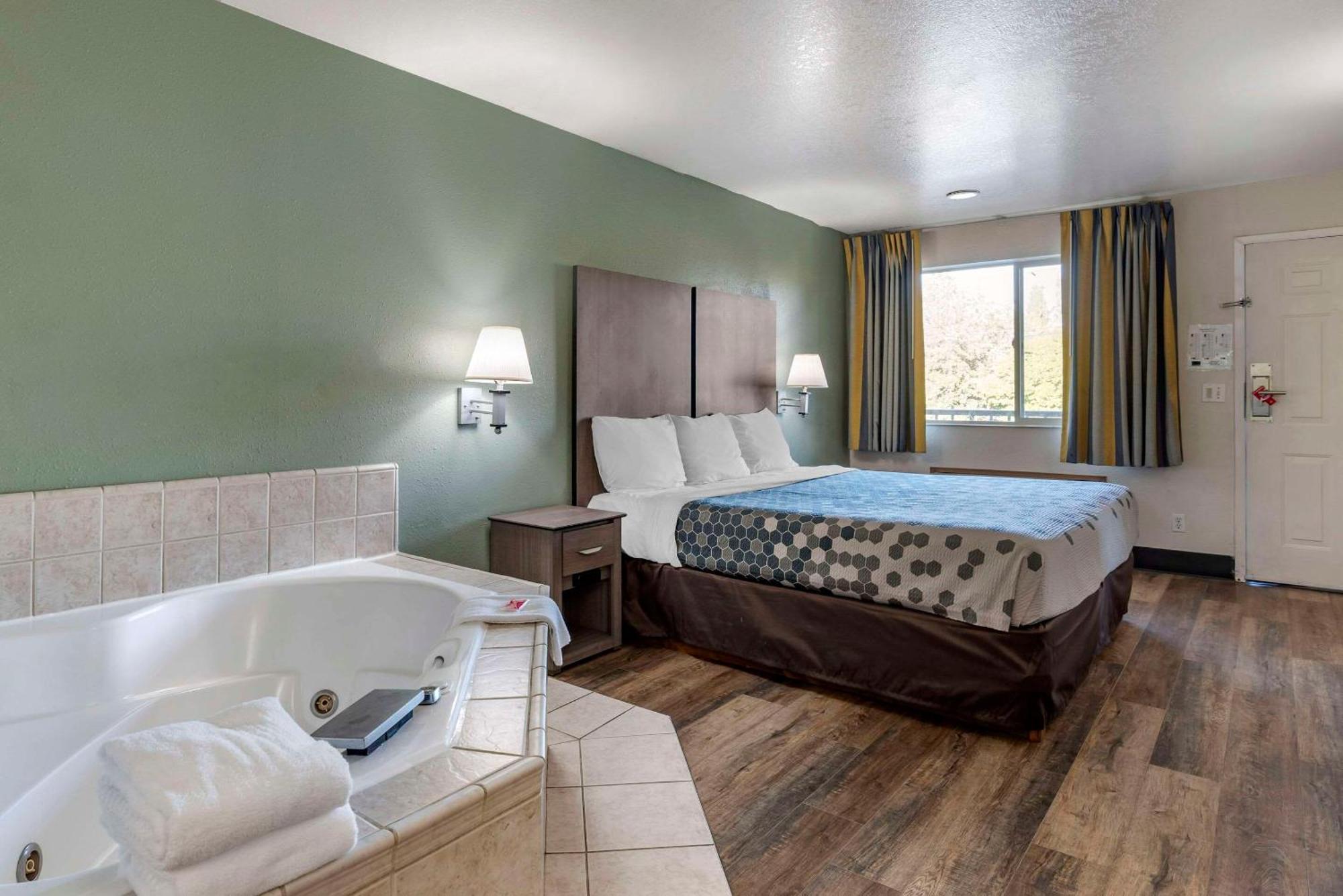 Econo Lodge Portland Airport Exterior foto
